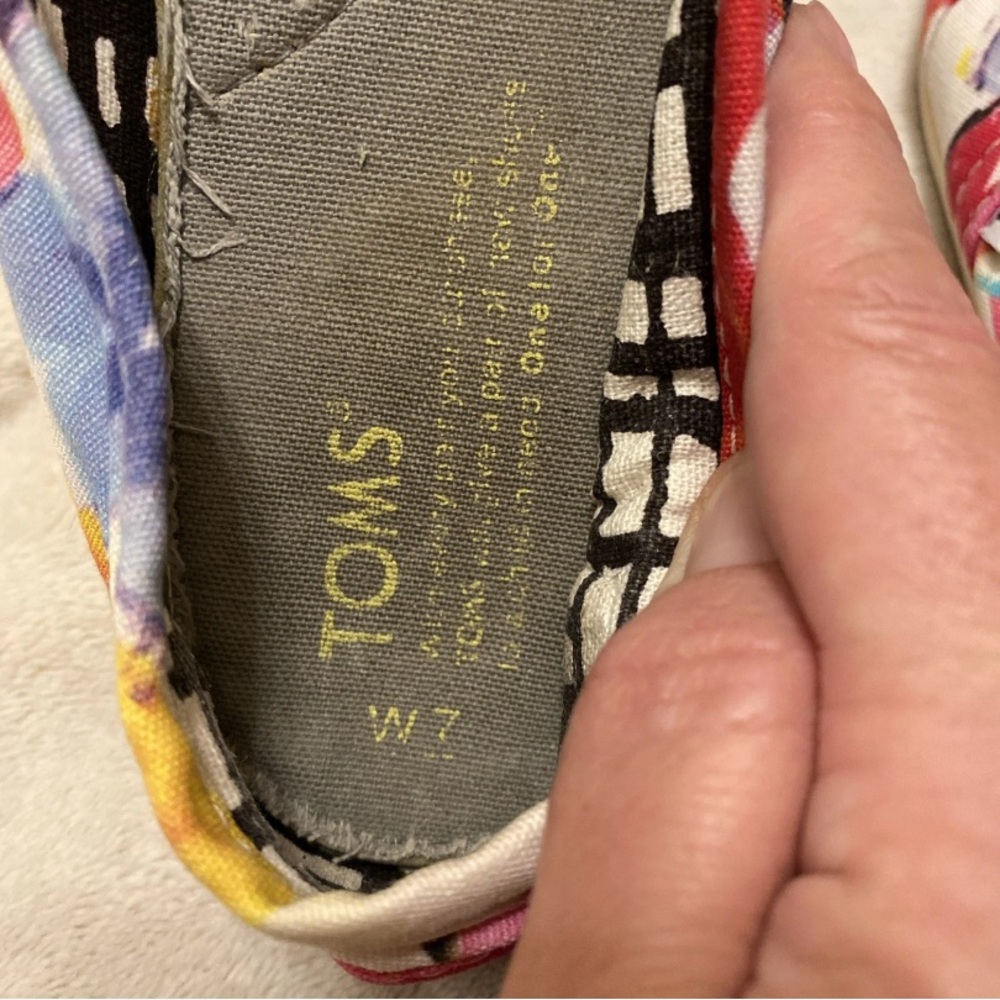 TOMS Women's Vibrant Floral Slip-On Flats - Picture 2 of 13